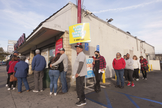 당첨을 바라면서 ‘복권 명당’에 줄 선 미국 시민들. AP통신