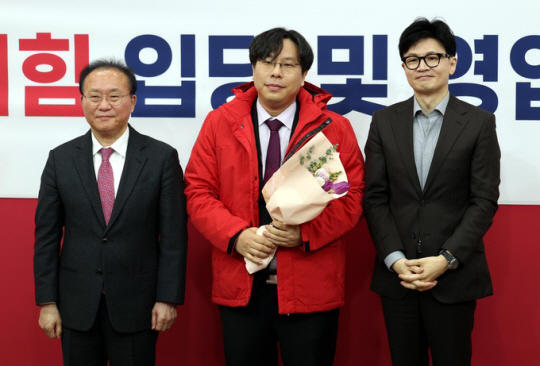 한동훈 당시 국민의힘 비상대책위원장과 윤재옥 당시 원내대표가 지난 1월 서울 여의도 국회에서 열린 인재영입위원회 입당 및 영입환영식에서 박상수 변호사와 기념촬영을 하고 있다. 뉴시스