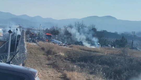 29일 오전 전남 무안국제공항에서 발생한 여객기 사고 현장에서 소방 당국이 사고 수습 작업을 하고 있다. 연합뉴스