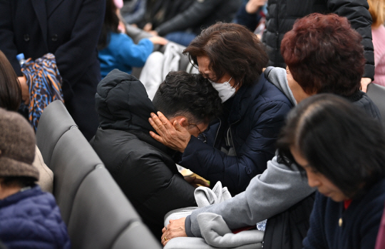 29일 전남 무안국제공항 대합실에서 사고 항공기 탑승자 가족들이 슬퍼하고 있다. 백동현 기자