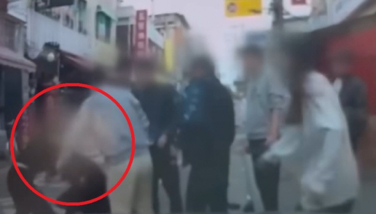 지난 25일 서울 영등포구 대림동의 한 양꼬치 식당 앞에서 한국인 남성을 폭행 중인 중국인 무리. JTBC 사건반장 보도화면 캡처.