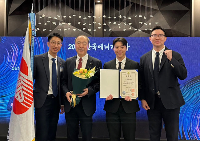 남석열(왼쪽 두 번째) 한국동서발전 기획본부장과 직원들이 지난 11월 18일 ‘2024년 한국에너지대상’ 시상식에서 에너지 효율 향상 분야 국무총리 표창을 받은 뒤 기념사진을 찍고 있다.   한국동서발전 제공