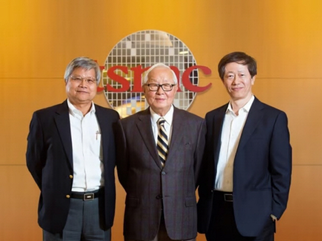 웨이저자(왼쪽부터) TSMC 현 회장과 모리스 창 초대 회장, 류더인 2대 회장.  소후닷컴 캡처