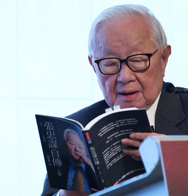 모리스 창 전 TSMC 회장이 지난 9일 대만 타이베이에서 열린 자서전 출간 행사에서 책을 살펴보고 있다. 자서전에는 텍사스 인스트루먼트에서 재직하던 1964년부터 TSMC 경영 일선에서 물러난 2018년까지의 행보가 담겼다.  로이터 연합뉴스