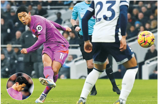 울버햄프턴 원더러스의 황희찬이 30일 오전(한국시간) 영국 런던의 토트넘 홋스퍼 스타디움에서 열린 EPL 경기에서 전반 7분 오른발 슈팅으로 선제골을 넣고 있다. 황희찬은 골을 넣은 후 묵념(작은 〃)으로 ‘12·29 무안공항 제주항공 참사’ 피해자를 추모했다.   AFP 로이터 연합뉴스 황희찬SNS