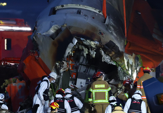 29일 전남 무안군 무안국제공항에서 발생한 제주항공 여객기 충돌 폭발 사고 현장에서 파손된 기체 후미가 크레인으로 옮겨지고 있다. 연합뉴스