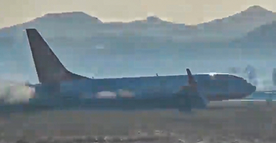 29일 오전 9시 5분쯤 태국 방콕에서 출발한 제주항공 7C 2216편이 전남 무안국제공항 활주로에 동체 착륙을 하는 시도하고 있다. 독자 제공. 연합뉴스