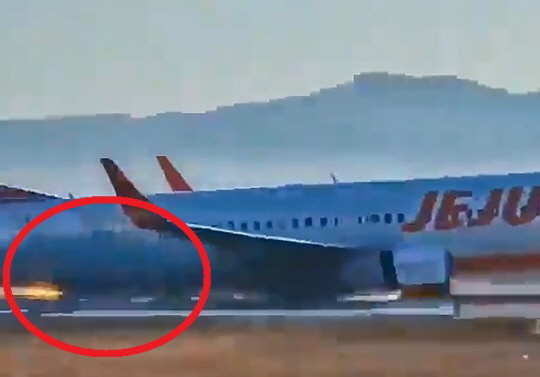 29일 오전 9시 3분쯤 전남 무안국제공항에서 착륙 중이던 항공기가 활주로를 이탈해 울타리 외벽을 충돌하는 사고가 발생했다. 사고가 난 항공기는 태국 방콕에서 출발해 무안으로 입국하던 제주항공 7C 2216편으로, 승객과 승무원 등 181명을 태우고 있었다. 독자 제공 연합뉴스