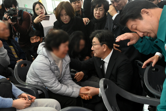 국민의힘 권성동 당대표 권한대행 및 원내대표가 30일 오전 무안국제공항에서 제주항공 여객기 사고 탑승객 가족들을 위로하고 있다. 연합뉴스(공동취재)