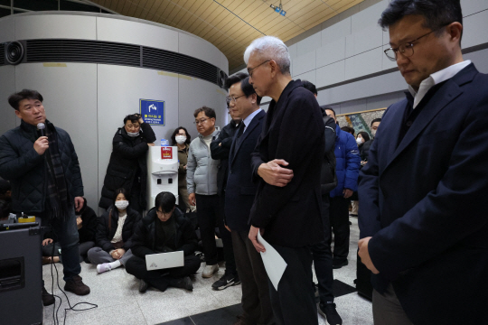 김이배 제주항공 대표 등 경영진이 29일 전남 무안군 무안국제공항에서 유가족 항의를 받고 있다. 뉴시스