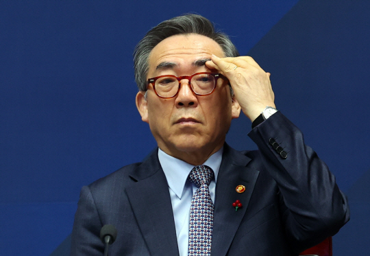 조태열 외교부 장관이 26일 서울 용산 국립중앙박물관에서 열린 제9차 국가관광전략회의에 참석해 생각에 잠겨 있다. 뉴시스