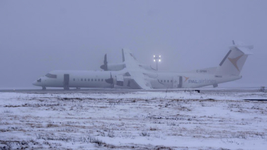 지난 28일(현지시간) 캐나다 핼리팩스 공항 활주로를 벗어나 비상착륙한 에어캐나다 PAL항공 소속 2259편 여객기. CNN 캡처