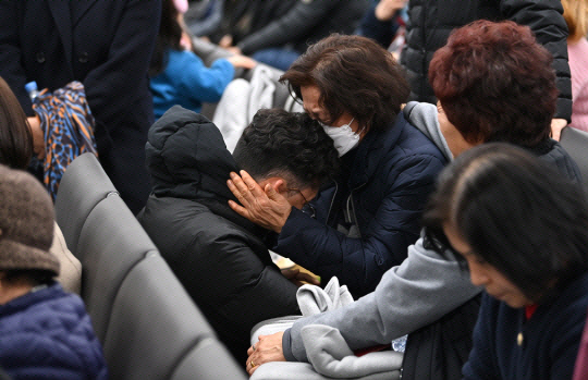 29일 전남 무안국제공항 대합실에서 대기하던 사고 항공기 탑승자 가족들이 울음을 터뜨리고 있다. 백동현 기자