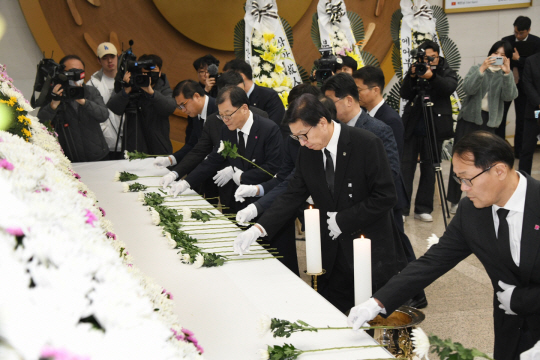30일 부산시청 합동분향소에서 박형준 부산시장과 부산시 공무원들이 전날 발생한 무안 여객기 충돌 사고의 희생자를 추모하고 있다. 부산시청 제공