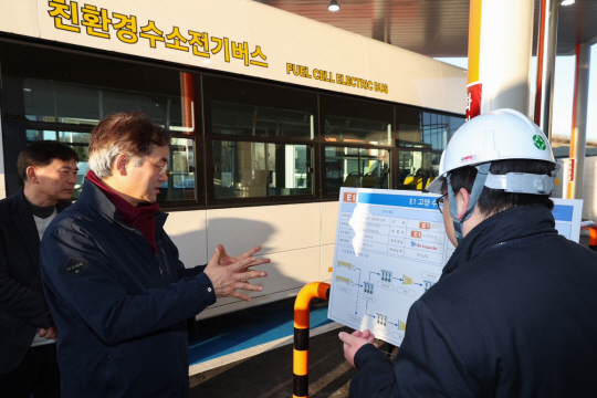 이동환 고양특례시장이 수소충전소 설비를 살펴보고 있다. 고양시 제공