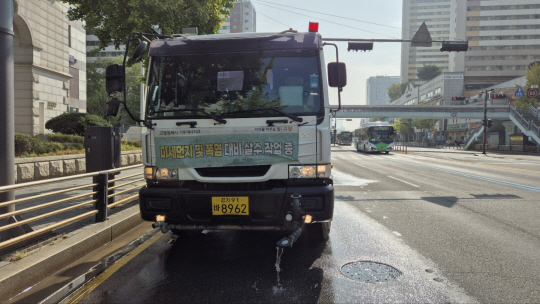 고양시가 도로재비산먼지 방지를 위해 살수차를 운영하고 있다. 고양시 제공