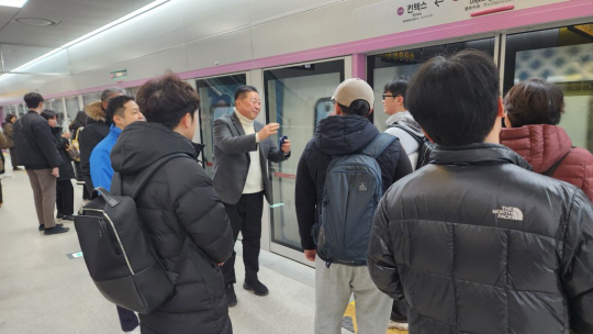 김경일 파주시장이 GTX-A 개통 이후 운정중앙역에서 시민들과 얘기를 나누고 있다. 파주시 제공
