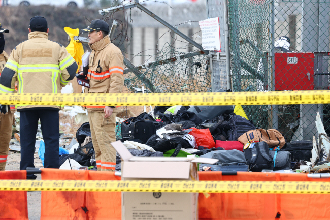 30일 오전 전남 무안군 무안공항 제주항공 여객기 충돌 폭발 사고 현장에 탑승객들의 가방과 캐리어가 놓여있다. 연합뉴스