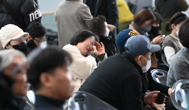 ‘12·29 무안공항 제주항공 참사’ 이틀째인 30일 오전 전남 무안국제공항 청사에서 한 유가족이 오열하며 눈물을 닦고 있다. 곽성호 기자