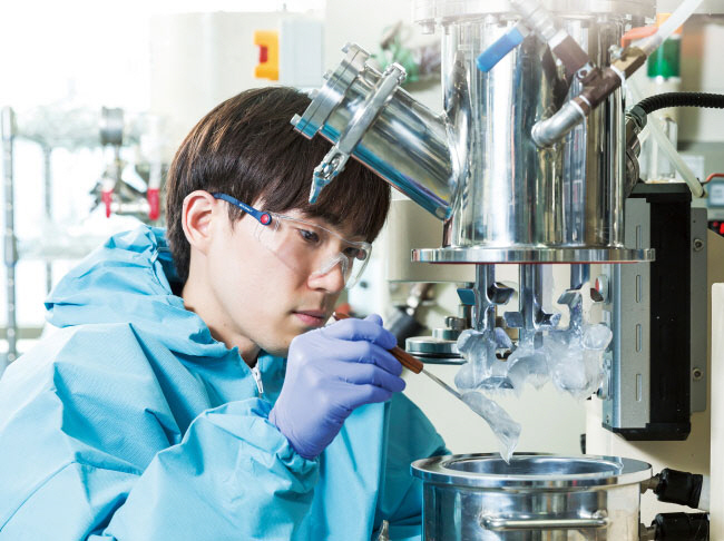 경기 용인시 기흥구 KCC실리콘 연구소에서 한 연구원이 실험을 하고 있다. KCC실리콘 제공