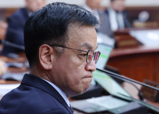 최상목 대통령 권한대행 부총리 겸 기획재정부 장관이 31일 서울 종로구 정부서울청사에서 열린 국무회의를 주재하기 위해 준비하고 있다. 뉴시스