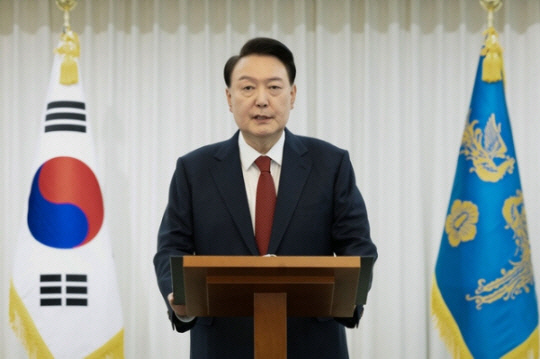 윤석열 대통령이 14일 자신의 탄핵소추안이 국회 본회의에서 가결된 뒤 관저에서 대국민담화를 하고 있다. 대통령실 제공