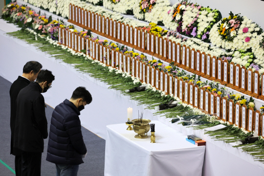 합동분향소 희생자 애도. 연합뉴스