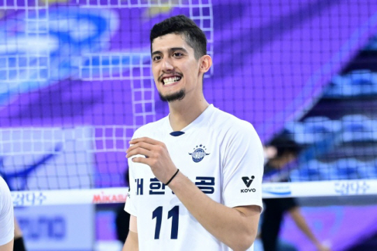 대한항공의 기대가 컸던 이란 출신 아포짓 스파이커 아레프는 예상하지 못한 요스바니의 부상으로 대체 선수 막심이 합류하며 출전 기회가 크게 줄었다. 한국배구연맹 제공