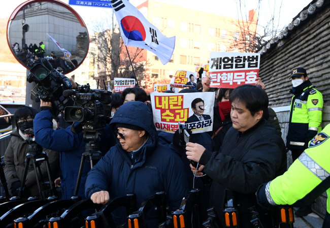 보수단체 회원들이 31일 오전 대통령 관저 인근에서 집회를 갖고 윤석열 대통령 탄핵 무효를 주장하는 시위를 벌이고 있다. 윤성호 기자