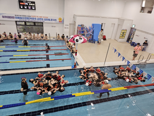 두 가지 타입의 풀에서 어린이들이 생존 수영 교육을 받는 장면.  ATS스포츠센터 제공