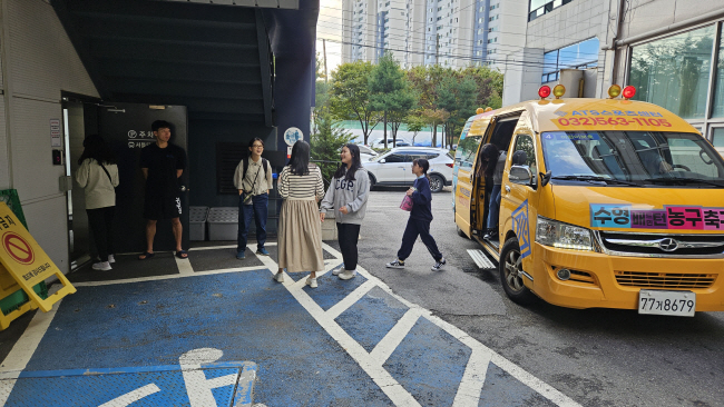ATS스포츠센터에 다니는 원생들이 통학버스 전용 승하차장과 출입구를 통해 등원하고 있다.  ATS스포츠센터 제공