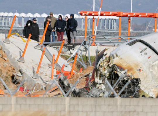 지난 12월 31일 오후 전남 무안군 무안국제공항 제주항공 여객기 참사 현장에서 미국 국가교통안전위원회(NTSB)와 보잉사 관계자등이 사고기체를 살피고 있다.연합뉴스