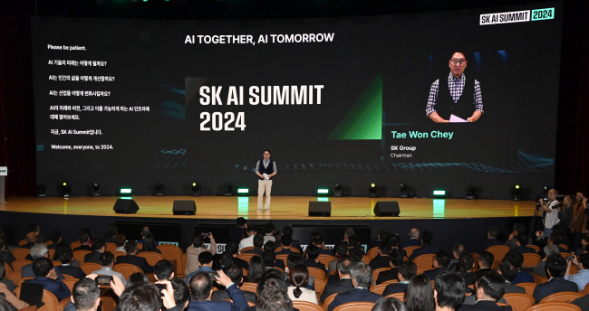 최태원 SK그룹 회장이 지난해 11월 4일 서울 강남구 코엑스에서 열린 ‘SK 인공지능(AI) 서밋 2024’ 개막 첫날 기조연설을 하고 있다. 이날 최 회장을 비롯한 연사 발언은 별도 통역 없이 SK텔레콤 주도 국내 AI 협력체인 ‘K-AI 얼라이언스’ 소속 스타트업 ‘엑스엘에이트(XL8)’가 개발한 AI 통·번역 기술 ‘이벤트캣’을 통해 한글 자막으로 실시간 중계됐다. 문호남 기자