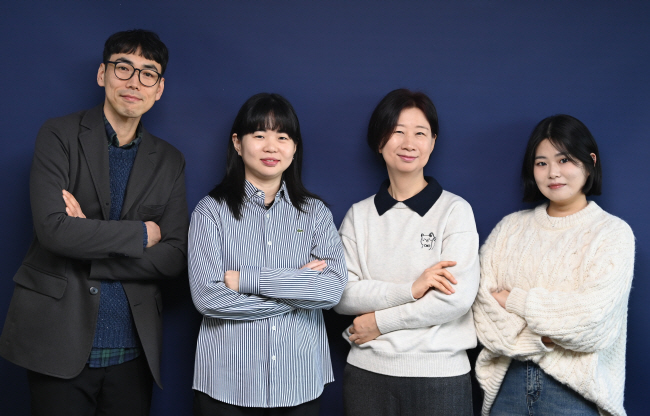 2025 문화일보 신춘문예 당선자들이 지난해 12월 23일 서울 중구 문화일보 사옥에서 인터뷰를 하며 환하게 웃고 있다. 왼쪽부터 김용희(시), 이상하(소설), 고민실(동화), 송연정(문학평론) 당선자. 박윤슬 기자