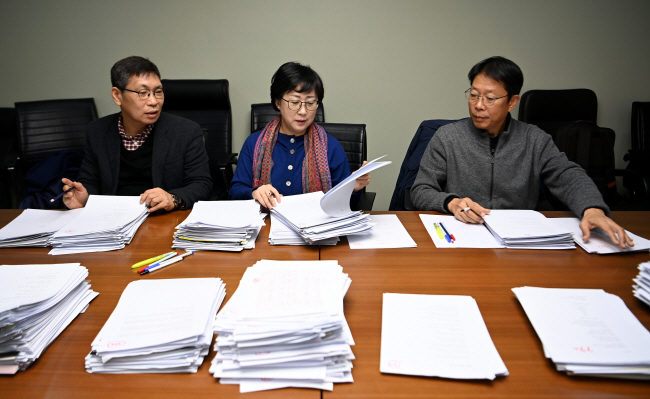 2025 문화일보 신춘문예 시 부문 심사를 맡은 박형준(왼쪽부터), 나희덕, 문태준 시인이 응모작을 살펴보고 있다. 윤성호 기자