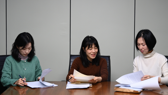 2025 문화일보 신춘문예 소설부문 심사를 맡은 이서수(왼쪽부터), 김숨, 조경란 소설가가 응모 경향에 대해 토론하고 있다. 박윤슬 기자
