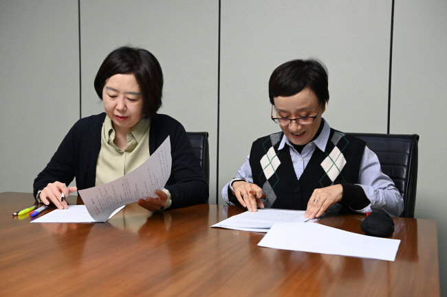2025 문화일보 신춘문예 동화 부문 심사를 맡은 김지은(왼쪽) 아동문학평론가, 최나미 동화작가가 응모작을 최종 검토하고 있다. 문호남 기자