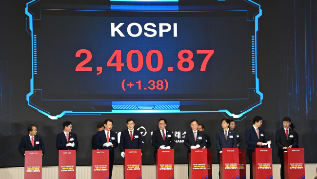 2일 오전 서울 영등포구 여의도 한국거래소에서 주요 인사들이 참석한 가운데 진행된 ‘2025년 증권·파생상품시장 개장식’에서 올해 첫 코스피지수 2400.87이 표시돼 있다. 사진 왼쪽부터 강준현 국회 정무위원회 더불어민주당 간사, 이정문 민주당 정책위 부의장, 정은보 한국거래소 이사장, 권성동 국민의힘 원내대표, 김병환 금융위원장, 윤한홍 국회 정무위원장, 오기형 민주당 주식시장활성화TF 단장, 강민국 국회 정무위원회 국민의힘 간사, 이복현 금융감독원장. 백동현 기자