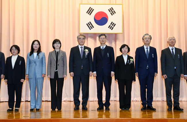 2일 서울 종로구 재동 헌법재판소에서 열린 헌법재판관 취임식에서 김복형(왼쪽부터), 정정미, 이미선, 조한창 재판관, 문형배 헌재소장 권한대행, 정계선, 김형두, 정형식 재판관이 기념촬영을 하고 있다. 윤성호 기자