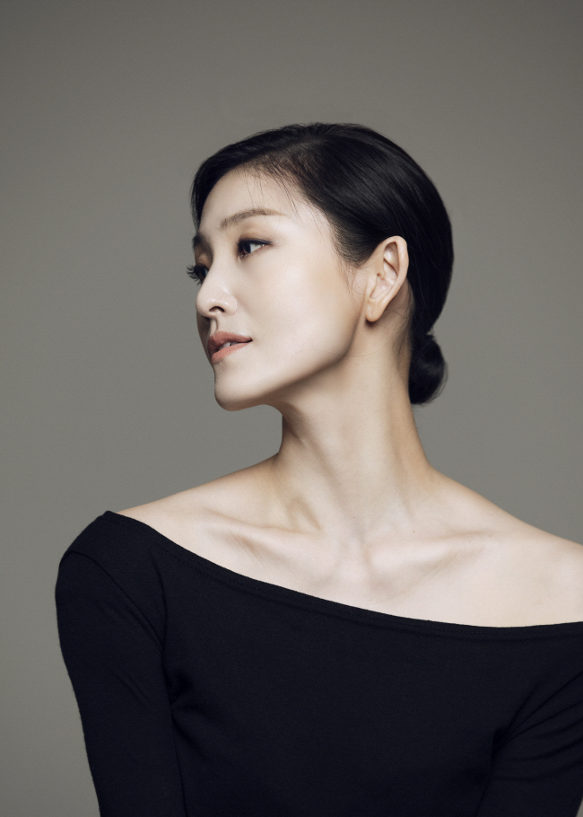 초등학교 5학년 시절 발레를 시작한 김주원은 최근 출간한 산문집 ‘나와 마주하는 일’에 35년간의 발레 인생 이야기를 담았다. EMK엔터테인먼트 제공