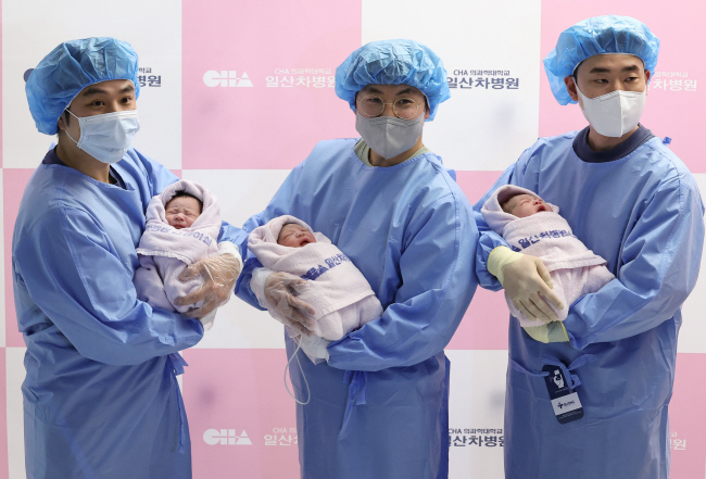 2025년 새해 첫날인 1일 경기 고양시 일산차병원에서 아빠들이 갓 태어난 아기(오른쪽부터 태명 딩굴이, 꼬물이, 니케)를 품에 안고 있다.  연합뉴스