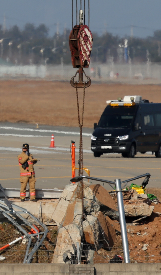 2일 ‘12·29 무안공항 제주항공 참사’ 현장에서 ‘콘크리트 로컬라이저 둔덕’ 파편이 크레인으로 옮겨지고 있다. 뉴시스