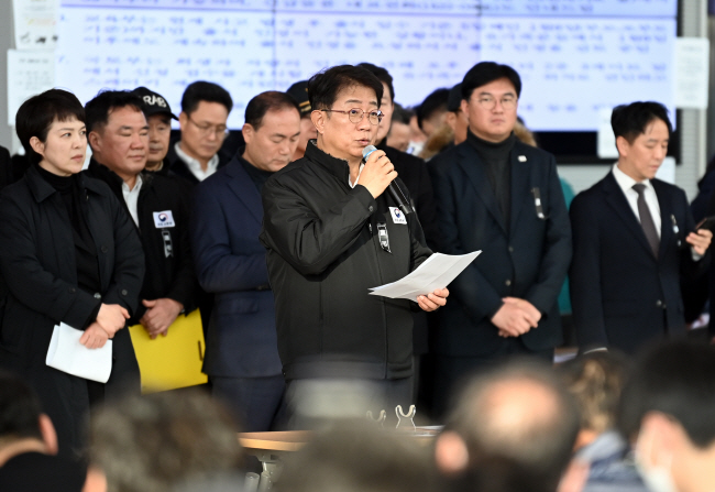 박상우 국토교통부 장관이 3일 오전 전남 무안군 무안국제공항에서 ‘12·29 무안공항 제주항공 참사’ 유족들에게 관련 브리핑을 하고 있다. 박윤슬 기자