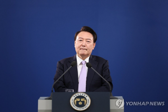 지난해 12월 3일 긴급 담화를 통해 비상계엄을 선포하고 있는 윤석열 대통령. 연합뉴스