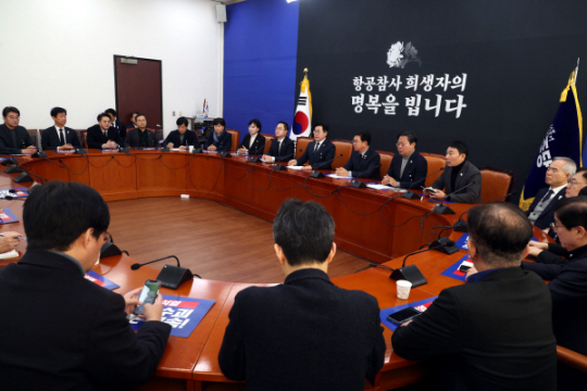 민주당 운영위원회, 법제사법위원회, 행정안전위원회 합동 비상연석회의. 뉴시스