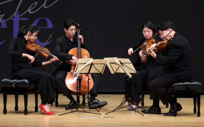 6일 시연 중인 현악 사중주단 아레테 콰르텟. 왼쪽부터 전채안, 박성현, 장윤선, 박은중.   뉴시스