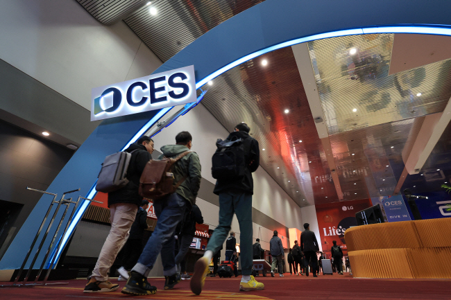 ‘CES 2025’ 개막을 하루 앞둔 6일 미국 라스베이거스 컨벤션센터 센트럴홀을 참가 업체와 미디어 관계자들이 오가고 있다.   연합뉴스