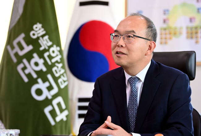 윤종진 한국보훈복지의료공단 이사장이 지난 12월 23일 강원 원주 보훈공단 집무실에서 진행된 문화일보 인터뷰에서 보훈병원 위상 강화와 보훈 의료·복지 서비스 개선 방향에 대해 설명하고 있다. 원주 = 박윤슬 기자