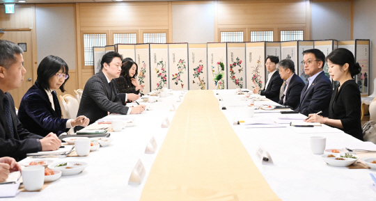 최상목(오른편 가운데) 대통령 권한대행 부총리 겸 기획재정부 장관이 8일 정부서울청사에서 열린 주한 중국상공회의소와 주요 중국계 외국인 투자기업을 대상으로 한 오찬 간담회에서 인사말을 하고 있다.기재부 제공