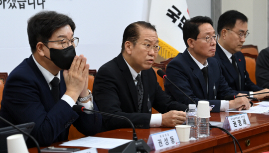 권영세(왼쪽 두 번째) 국민의힘 비상대책위원장이 지난 2일 오전 국회에서 열린 비대위 회의에서 발언하고 있다. 곽성호 기자